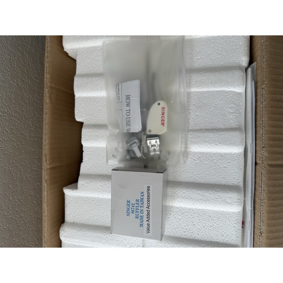 New‎ Singer Stylist II 5625-Computerized Sewing Machine - Picture 3 of 5